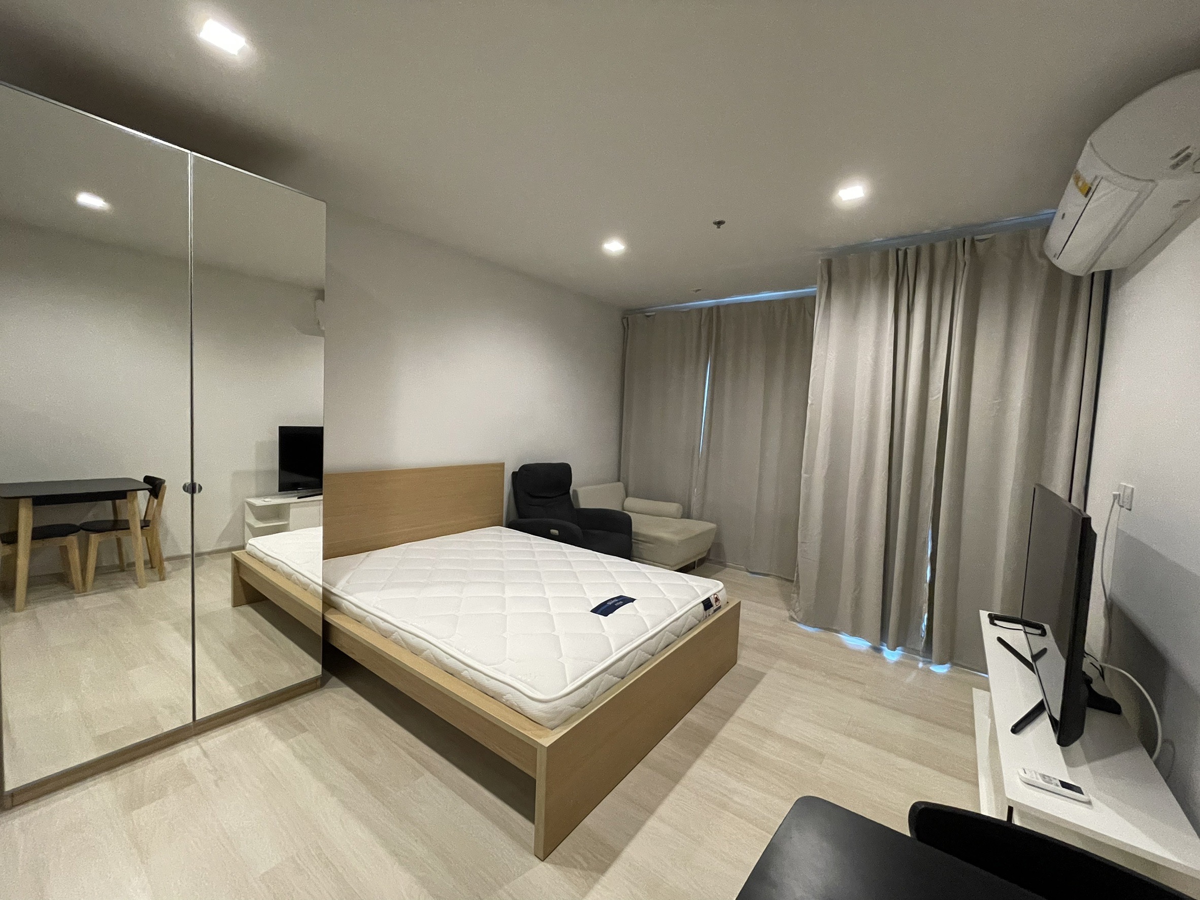 Life One Wireless for Rent – BTS Phloen Chit 600 meters – Unit 28 Sq.m.